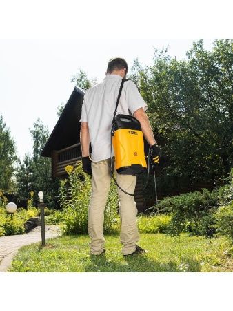 Опрыскиватель аккумуляторный D-8LI, 8 л, 12 В, 2 Ач Denzel по цене 4 630 руб. купить в Воронеже.