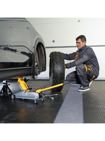 Домкрат гидравлический подкатной, 2 т, 135-385 мм, в пласт. кейсе Denzel по цене 5 710 руб. купить в Воронеже.