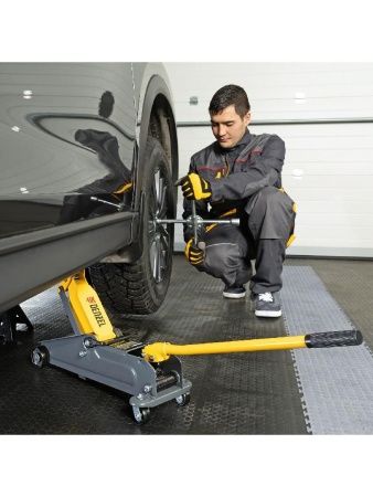 Домкрат гидравлический подкатной, 2 т, 135-385 мм, в пласт. кейсе Denzel по цене 5 710 руб. купить в Воронеже.