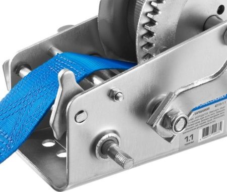 Лебедка ручная барабанная ЗУБР ″Профессионал″, тяговая, ленточная, 1,1т, 10м по цене 5 210 руб. купить в Воронеже.