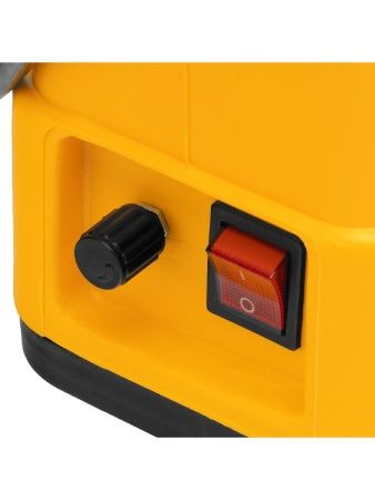 Опрыскиватель ранцевый аккумуляторный D-16LA, 16 л, 12 В, 8 Ач Denzel по цене 5 460 руб. купить в Воронеже.