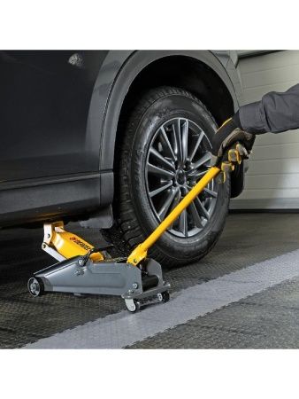 Домкрат гидравлический подкатной, 2 т, 135-385 мм Denzel по цене 5 260 руб. купить в Воронеже.