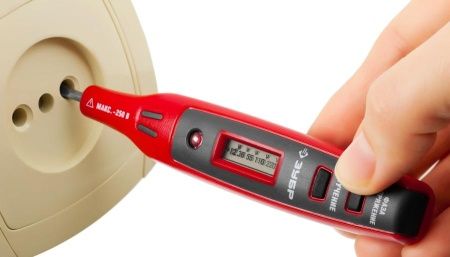 Тестер напряжения ЗУБР ″Мастер″ цифровой со световым индикатором, 12-220В, 140мм по цене 720 руб. купить в Воронеже.