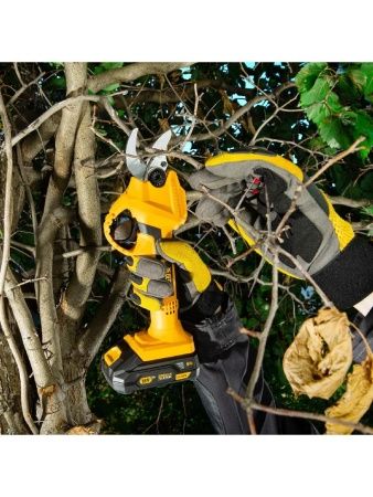 Секатор аккумуляторный CP-30,  18В Li-Ion Denzel по цене 12 420 руб. купить в Воронеже.