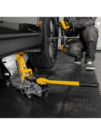 Домкрат гидравлический подкатной с фиксатором, 2 т, 130-330 мм, в кейсе Denzel по цене 5 520 руб. купить в Воронеже.