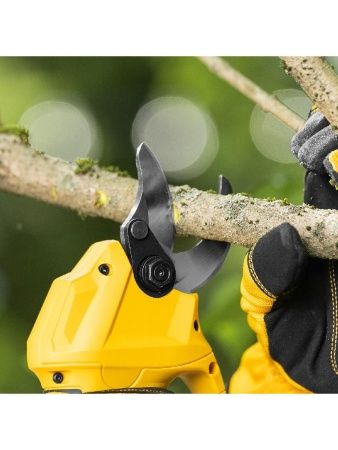 Секатор аккумуляторный CP-30-0, 18В Li-Ion Denzel по цене 8 510 руб. купить в Воронеже.